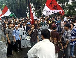 Students protest Suharto's absence from court